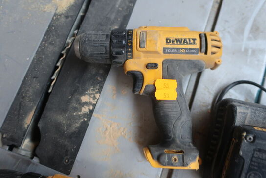 Akkuværktøj 10,8V DEWALT inkl. lader og 3 batterier (se billeder)