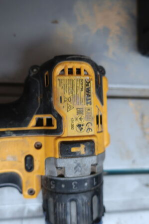 Akkuværktøj 18V DEWALT inkl. lader og 2 batterier (se billeder)