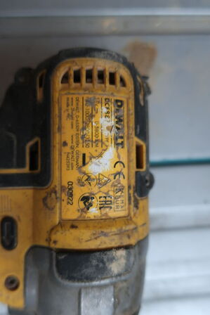 Akkuværktøj 18V DEWALT inkl. lader og 2 batterier (se billeder)