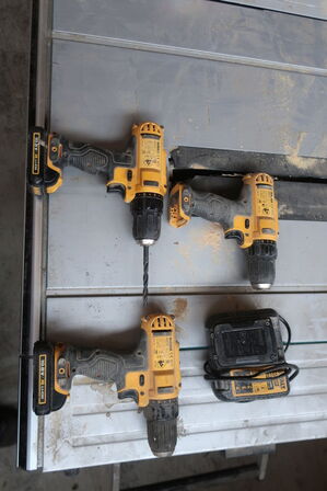 Akkuværktøj 10,8V DEWALT inkl. lader og 3 batterier (se billeder)