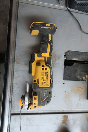 Akkuværktøj 18V DEWALT inkl. lader og 2 batterier (se billeder)