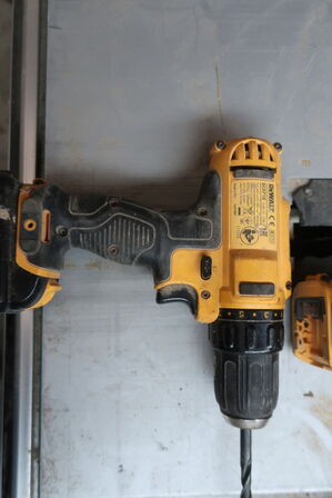 Akkuværktøj 10,8V DEWALT inkl. lader og 3 batterier (se billeder)