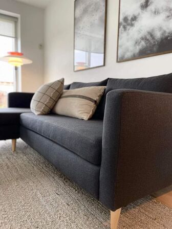 2 stk. 3-personers sofa med chaiselong