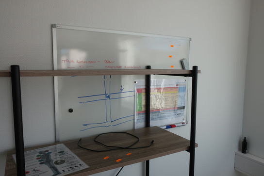 Skuffemodul, reol samt whiteboard