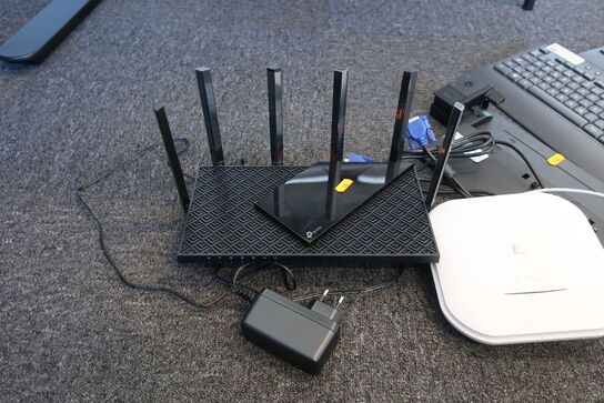 Routere TP-LINK, ZYXEL, trådløsestastaturer LOGITECH K540 m.m.