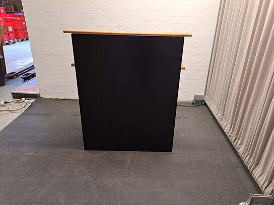 Disk med forhøjet front som kan klappes sammen og opbevares i transportbox. Størrelse: 105x60x123 cm. Top- og bordplade i bambus finer. Front- og gavlplader i sort. Der medfølger 2 sæt hvide front- og gavlplader – Samlet pakke med 5 diske