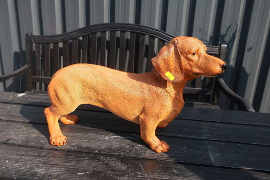 Stående gravhund lysebrun H33 cm. 