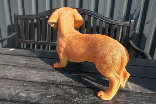 Stående gravhund lysebrun H33 cm. 