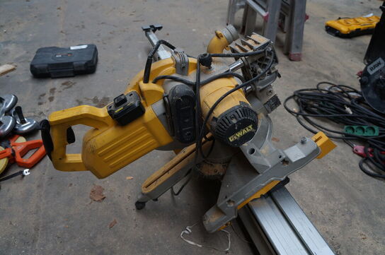 Kap/geringssav DEWALT DWS778 