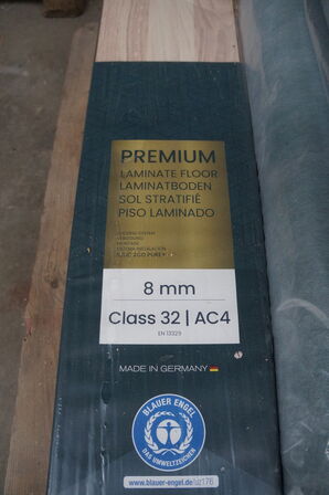 5 pakker laminatgulv + 7 ruller gulvunderlag 