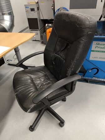 Skrivebord inkl. indhold 
