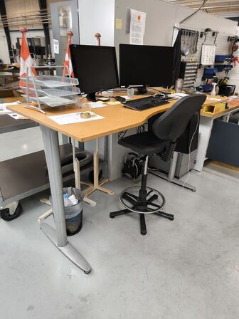 Elhævesænkebord inkl. indhold og IT udstyr