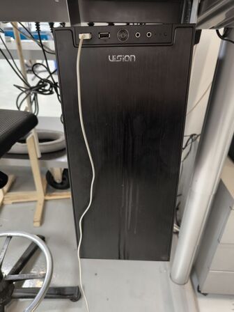 Elhævesænkebord inkl. indhold og IT udstyr