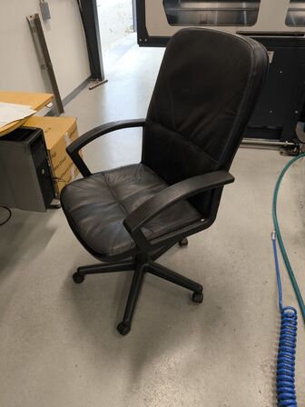 Skrivebord inkl. indhold (lot 76-77 medf. ikke!)