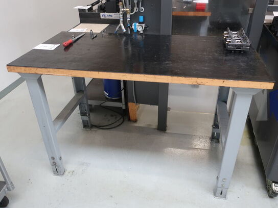 Arbejdsbord 70x141 cm inkl. indhold