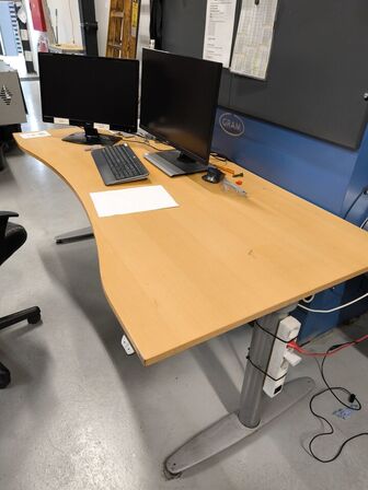Skrivebord inkl. indhold 