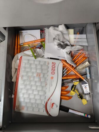 Elhævesænkebord inkl. indhold og IT udstyr