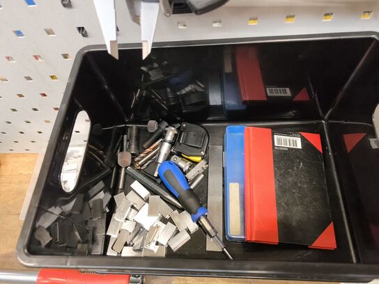 Filebænk inkl. indhold bl.a. LANG skruestik m.v.