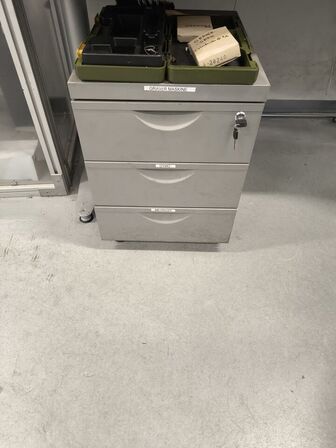 Skrivebord inkl. indhold (lot 76-77 medf. ikke!)