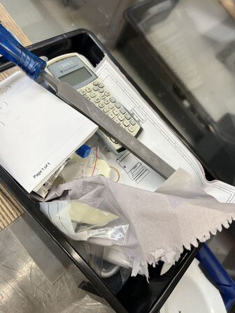 Arbejdsbord på hjul inkl. rulleholder og div. indhold