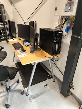 Skrivebord inkl. indhold