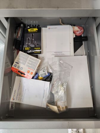 Elhævesænkebord inkl. indhold og IT udstyr