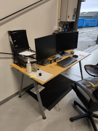 Skrivebord inkl. indhold