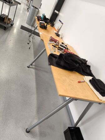 2 stk. arbejdsborde (UDEN INDHOLD)