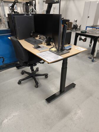 Skrivebord inkl. indhold