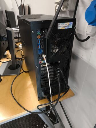 Skrivebord inkl. indhold
