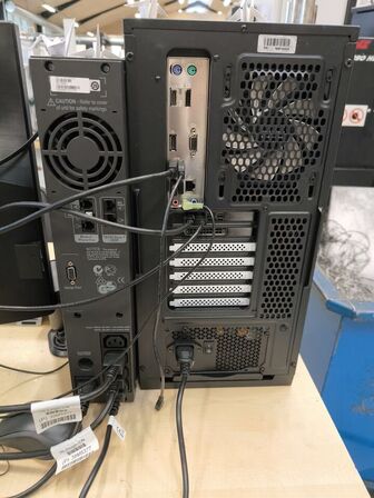 Skrivebord inkl. indhold
