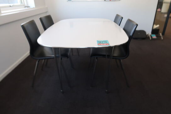 Bord med 4 stole 