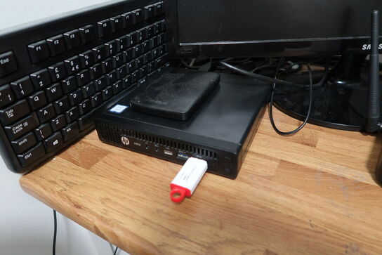 Computerskærme SAMSUNG m.fl. samt computer HP MP9 m.m.