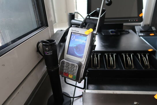 Kasseapparat CBE med bonprinter, pengeskuffe, computerskærm m.m.