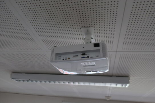 Projektor OPTOMA samt projektor LUMERI