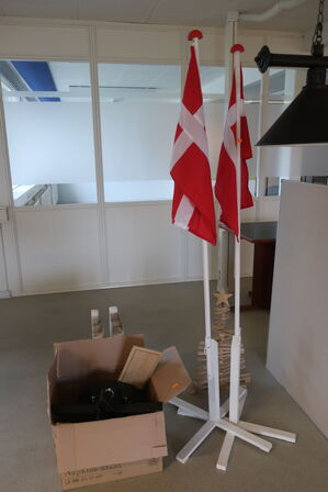 2 stk. flag samt div. Pyntegenstande