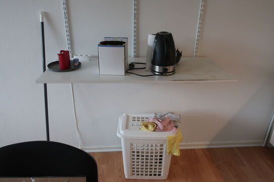 7 stk. stole samt 3 stk. borde med indhold