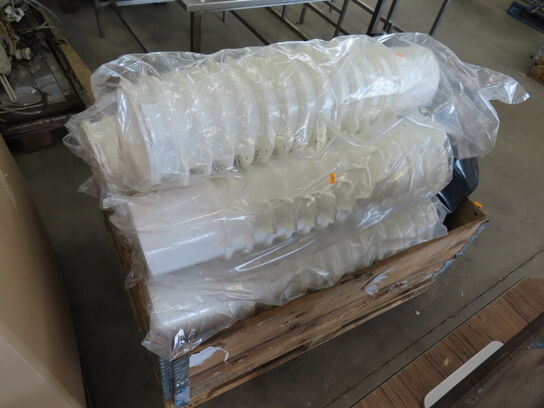 3 Paller med blandede plastspande og dunke i kraftigt plast. 