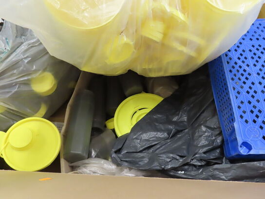 3 Paller med blandede plastspande og dunke i kraftigt plast. 