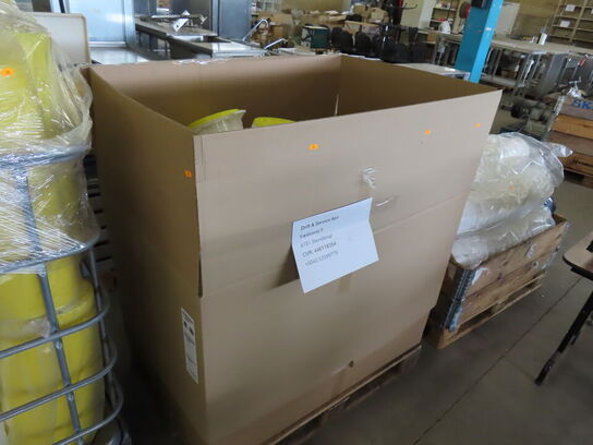 3 Paller med blandede plastspande og dunke i kraftigt plast. 