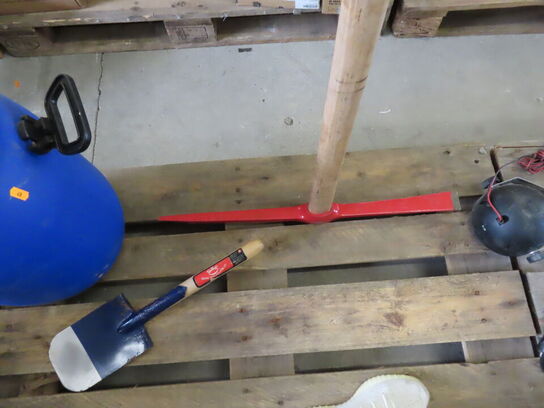 Tønde med Feltspader og en stor hakke