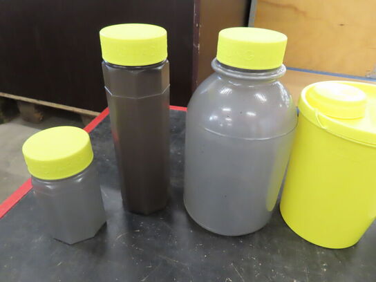 3 Paller med blandede plastspande og dunke i kraftigt plast. 