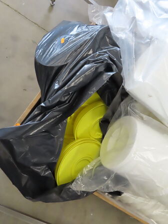 3 Paller med blandede plastspande og dunke i kraftigt plast. 