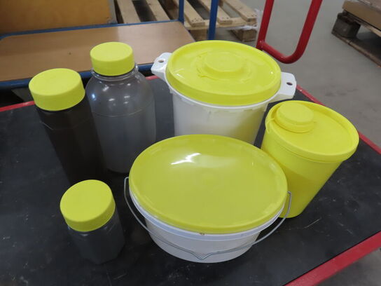3 Paller med blandede plastspande og dunke i kraftigt plast. 