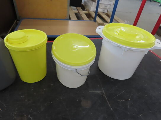 3 Paller med blandede plastspande og dunke i kraftigt plast. 