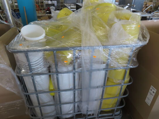 3 Paller med blandede plastspande og dunke i kraftigt plast. 