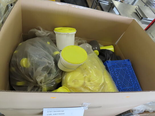 3 Paller med blandede plastspande og dunke i kraftigt plast. 