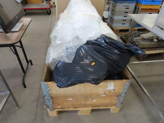3 Paller med blandede plastspande og dunke i kraftigt plast. 
