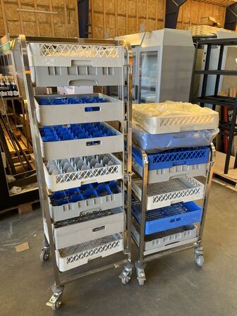 2 stikvogne, 2 varianter i rustfri stål inkl. 15 bakker til glas service