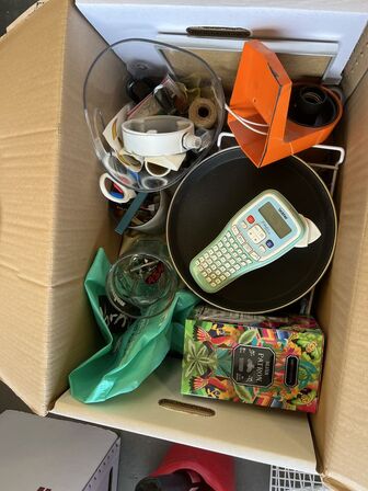 Blandet lot, festartikler, engangsservice, dispensere, maling, rengøringsartikler